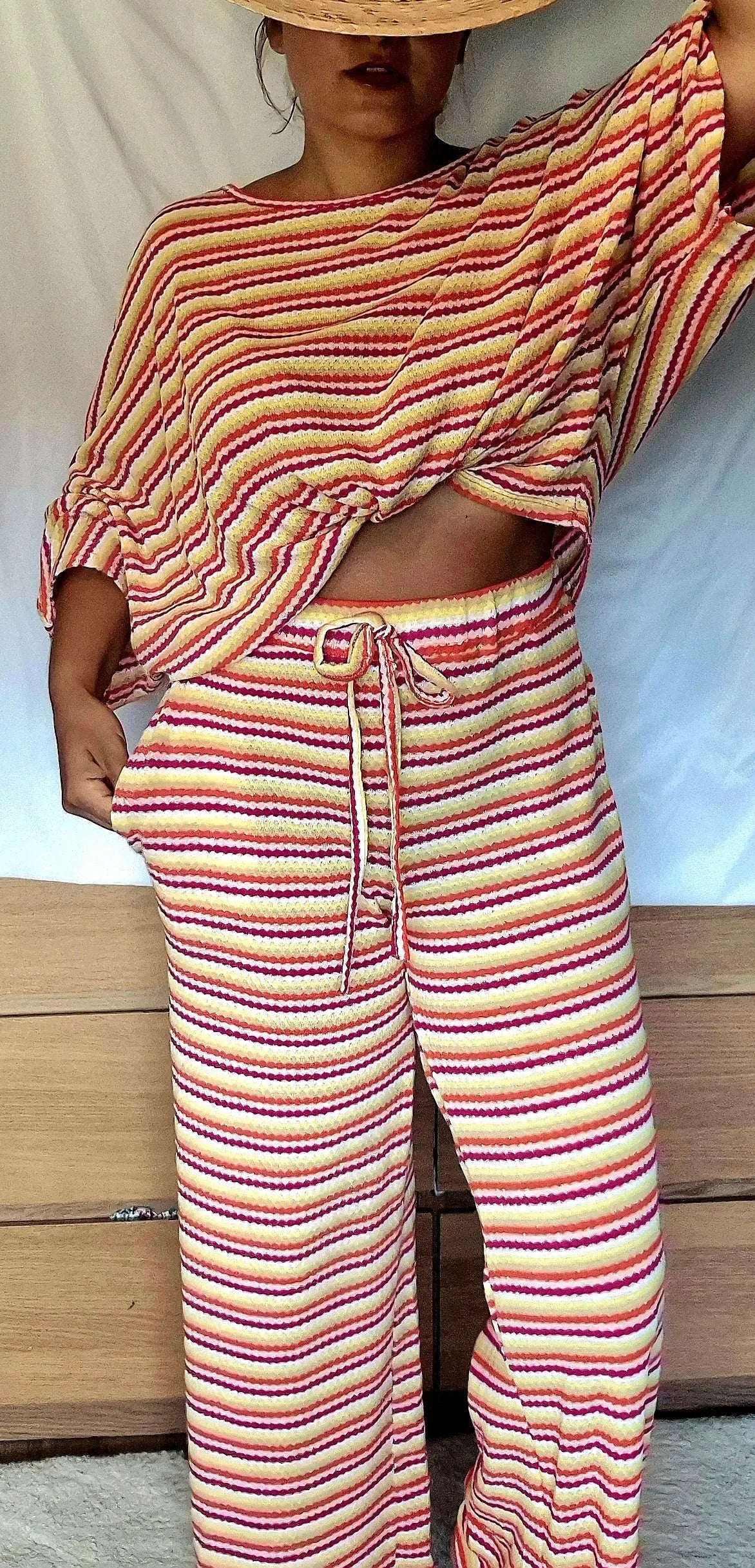 Pantalon Paloma rayé bohême multicolore porté de face