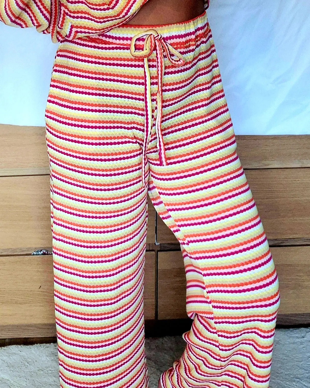Pantalon Paloma fluide rayé multicolores porté de profil