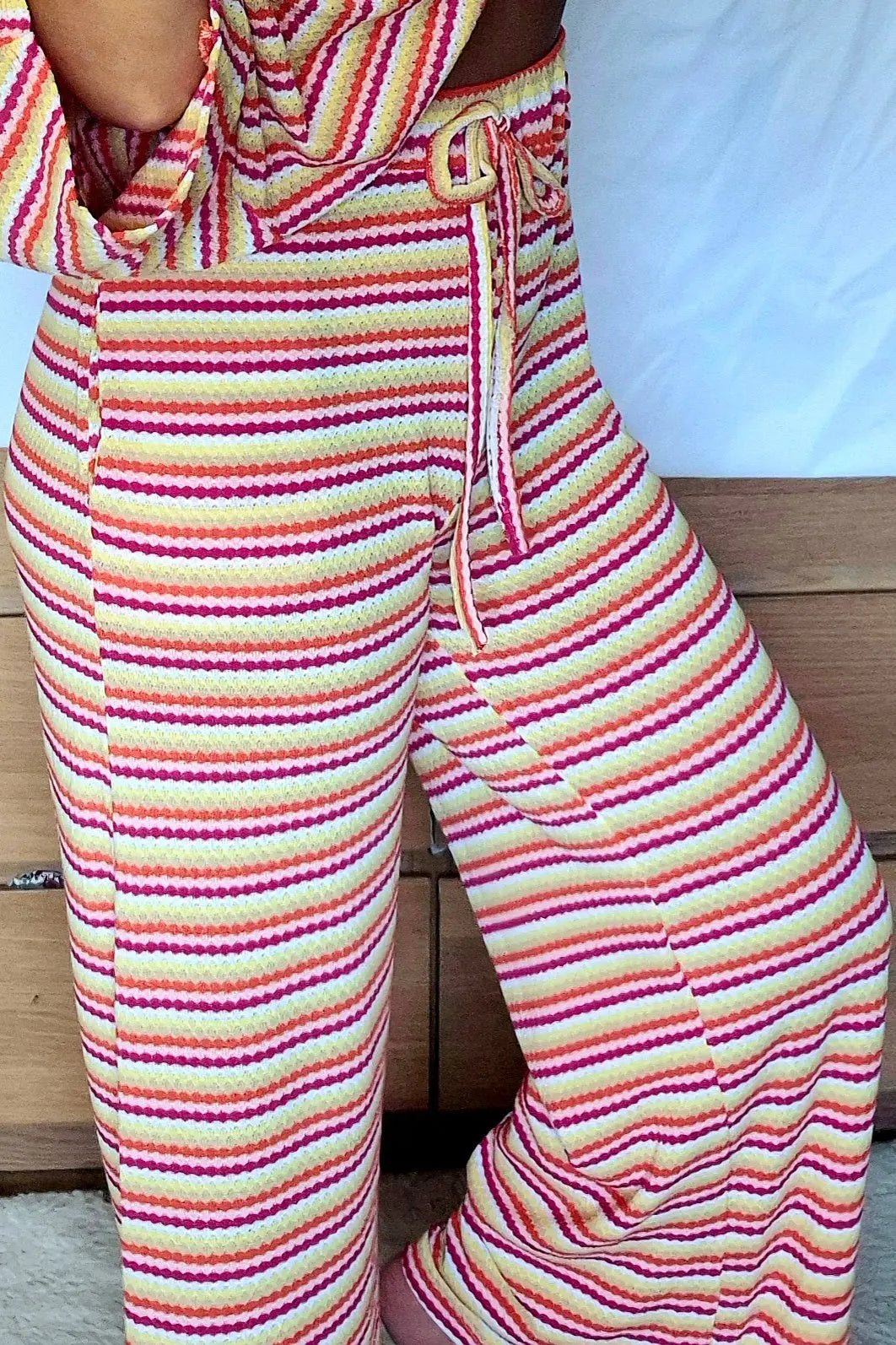 Gros plan sur le pantalon Paloma rayé multicolore femme