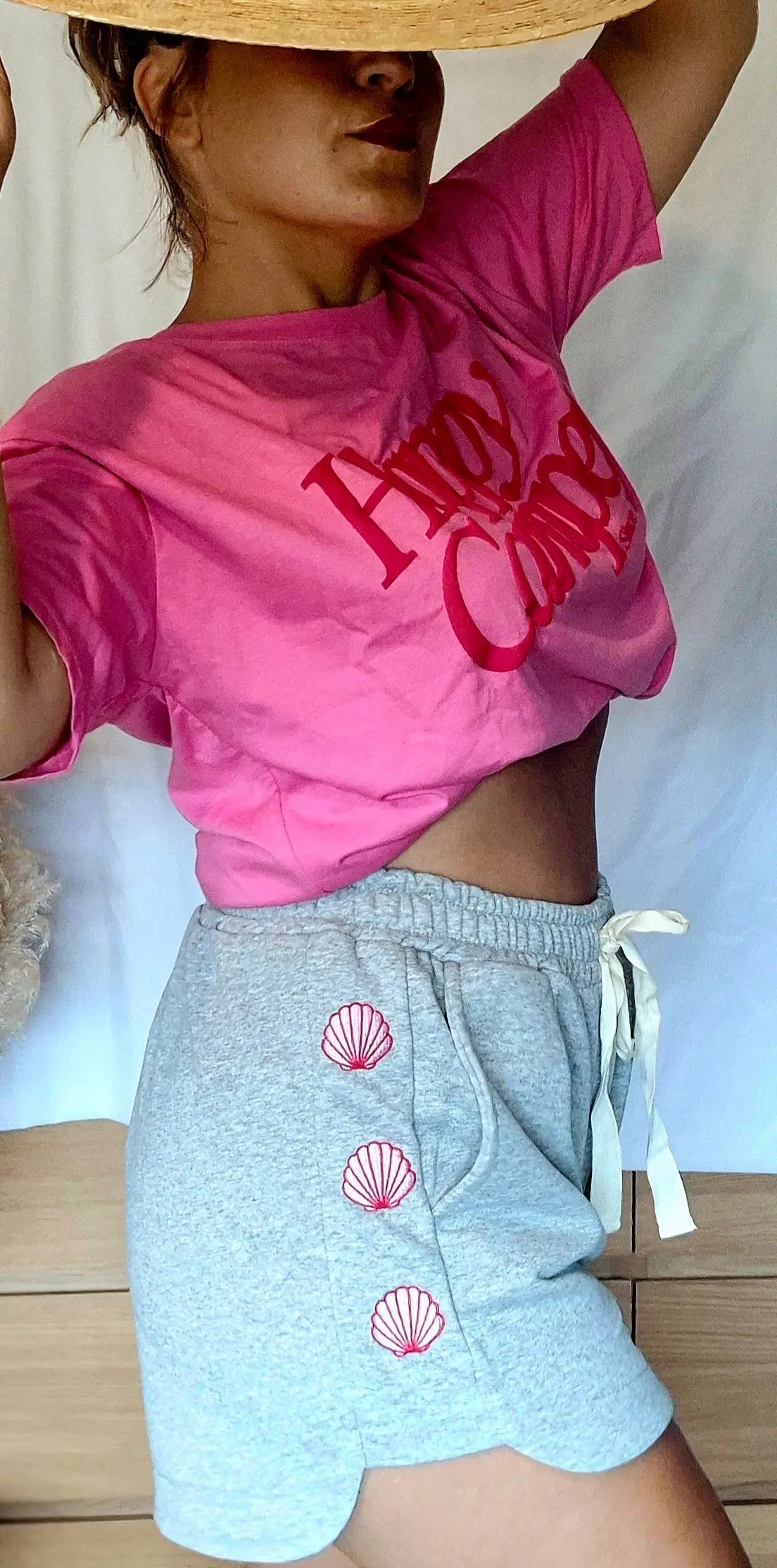 Short Candice gris à coquillage brodés porté avec un tee-shirt rose Happy Camper