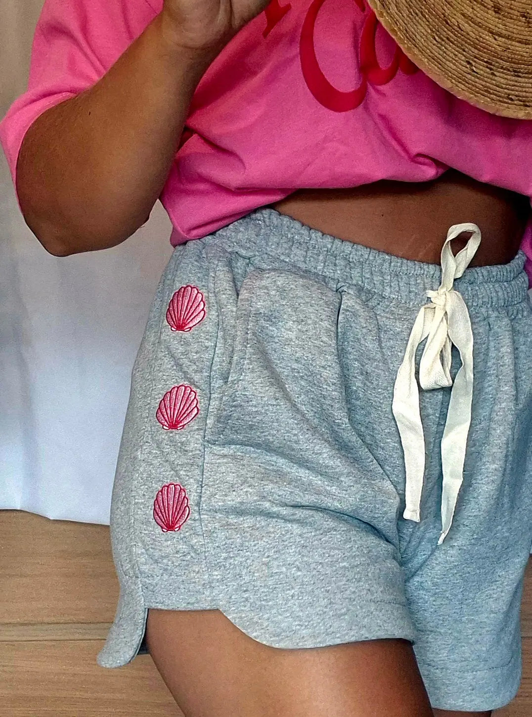 Détail du short Candice gris avec broderies coquillages roses et taille elastiques