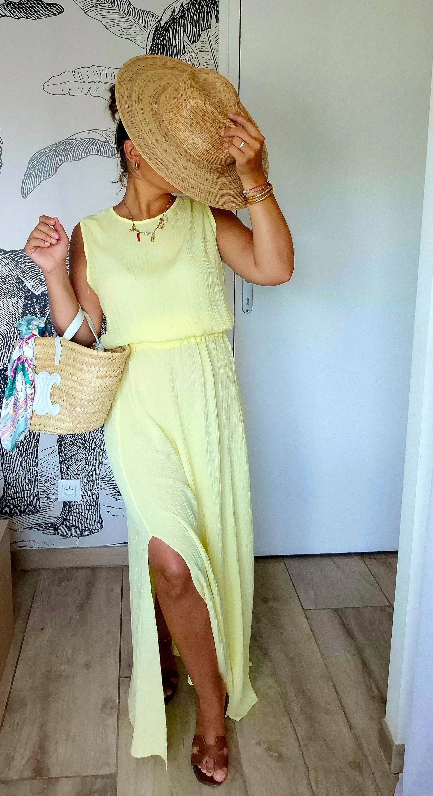 Ensemble Capucine jaune pastel, jupe longue fendue et chapeau paille