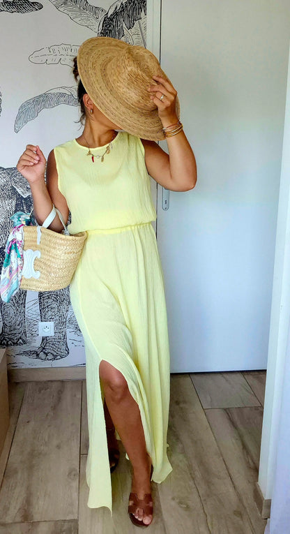 Ensemble Capucine jaune pastel, jupe longue fendue et chapeau paille