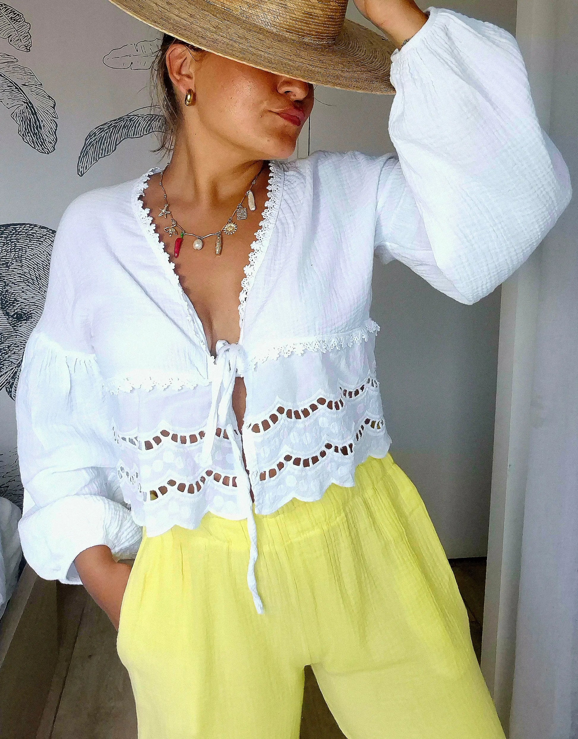 Blouse Brise en gaze de coton vue de face avec un chapeau de paille