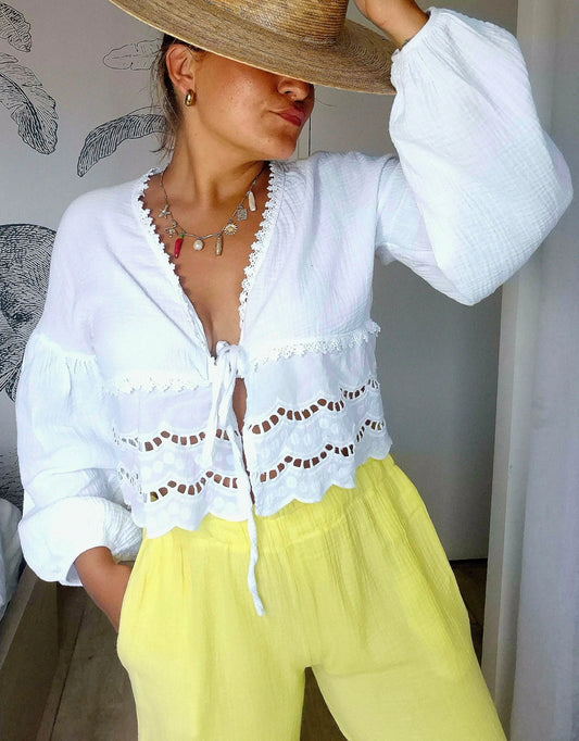 Blouse Brise en gaze de coton vue de face avec un chapeau de paille