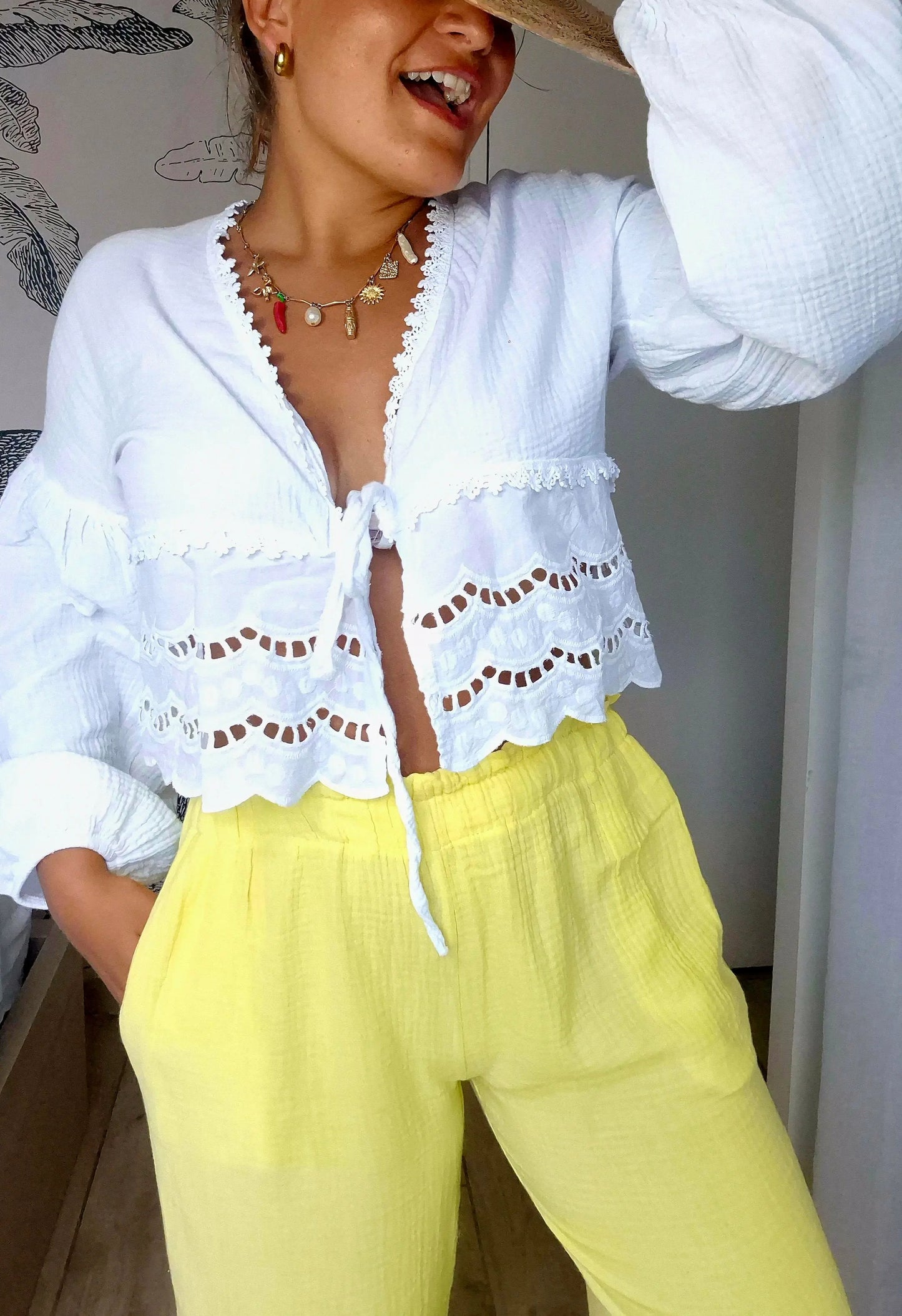 Blouse Brise de face avec un pantalon jaune
