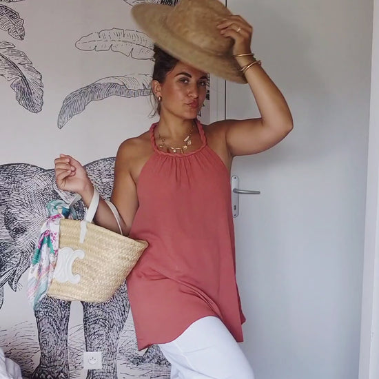 video du Top Sienna bohème avec pantalon blanc et chapeau de paille