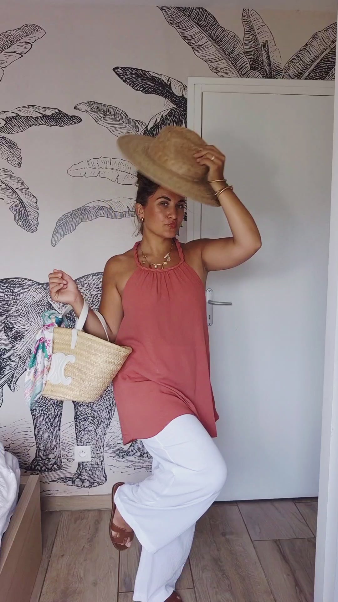 video du Top Sienna bohème avec pantalon blanc et chapeau de paille