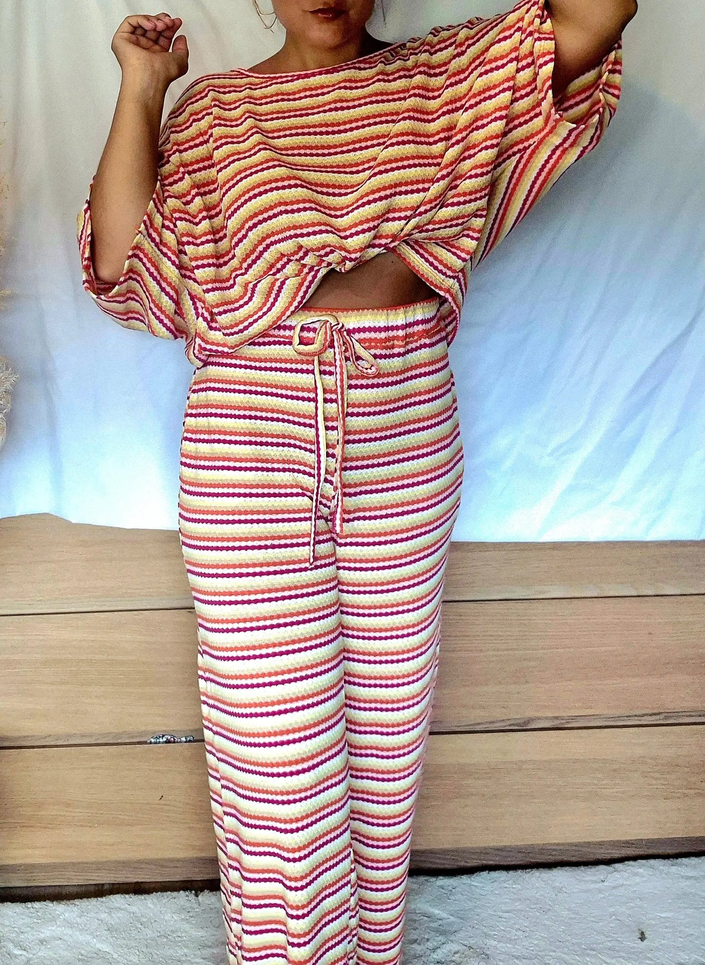 Top Bahia rayé multicolore femme porté avec coupe ample et manches fluides.