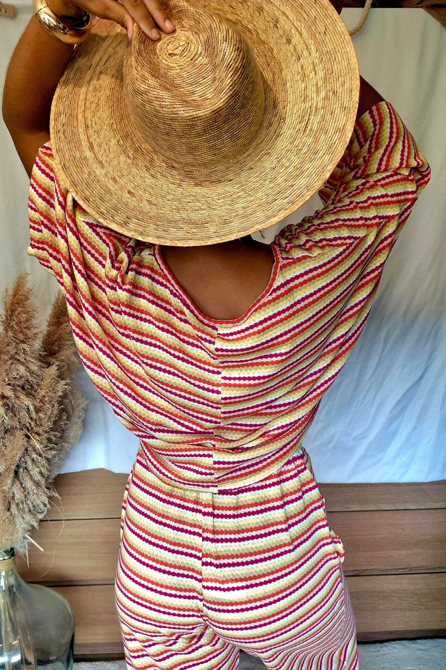 Top Bahia rayé multicolore femme vue de dos avec manches amples et chapeau en paille
