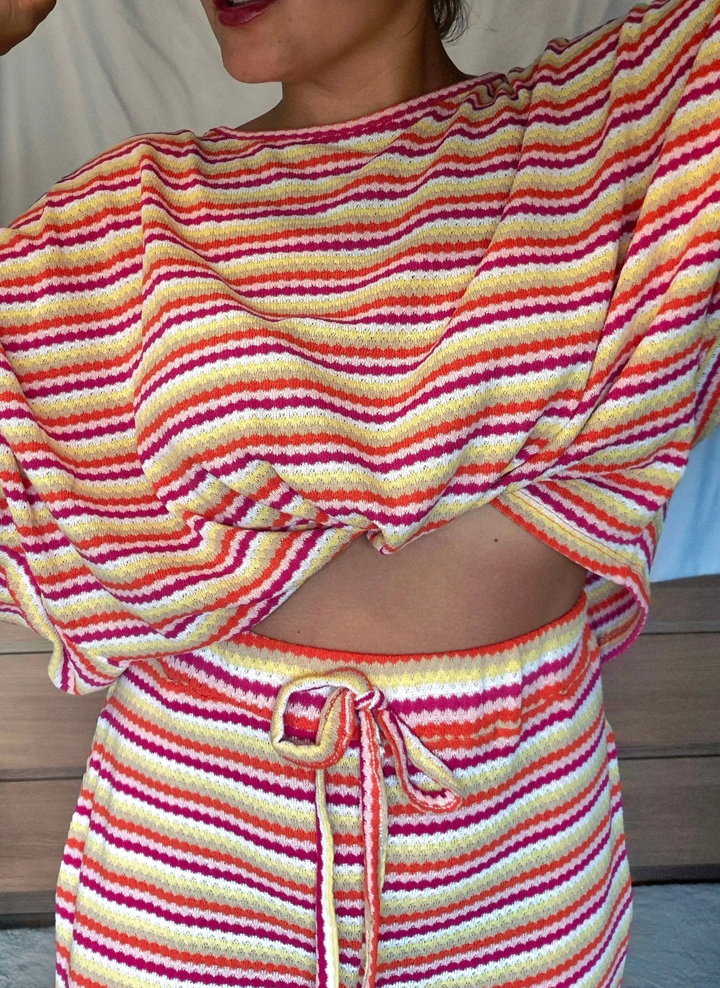 Top Bahia rayé multicolore femme gros plan sur la coupe ample et les rayures colorées.