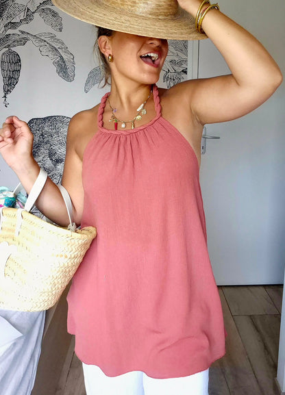 Top Sienna rose coupe ample avec un sac en osier et un chapeau de paille