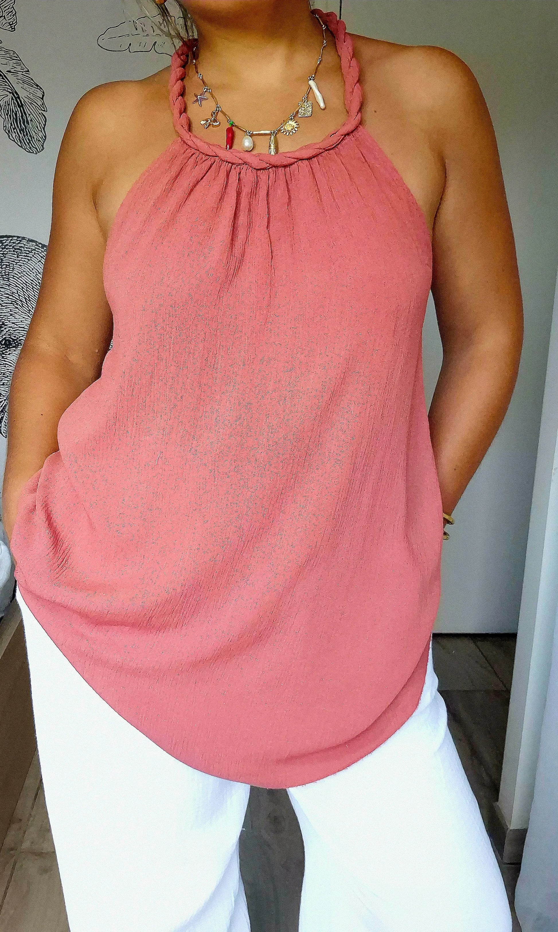 Top Sienna rose porté de face coupe fluide