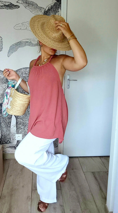 Detail du Top Sienna de coter avec pantalon blanc et chapeau de paille
